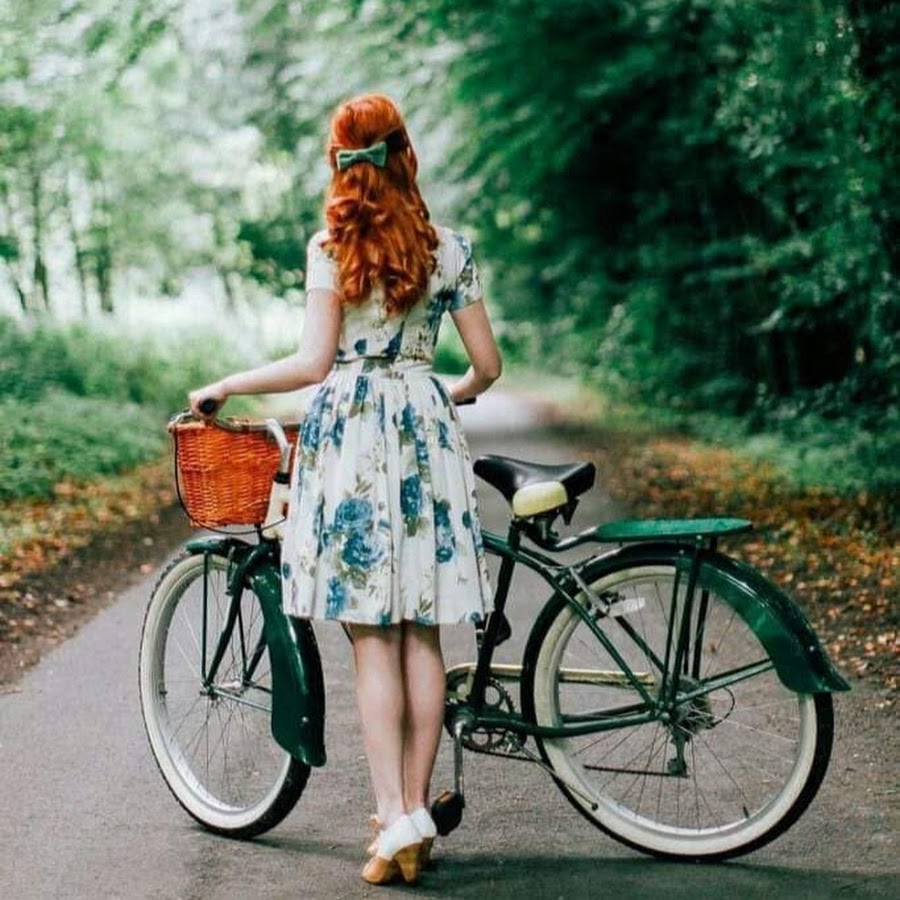 She her bike when she her. Девушка на велосипеде ретро. Рыжая девочка на велосипеде. Фотосессия с ретро велосипедом. Рыжая девушка ретро.