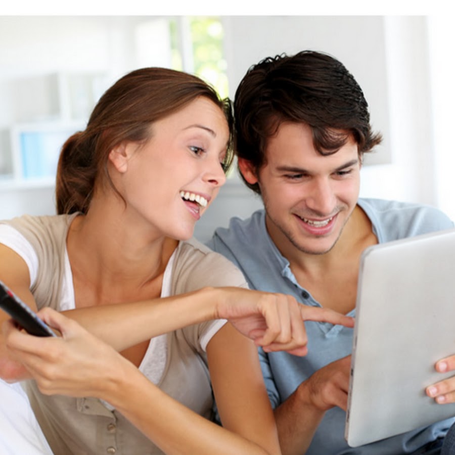 Дети родители компьютер. Работа в сети семья. Женщина с ребенком за компьютером. Работа в сети семья. Женщина в декрете.