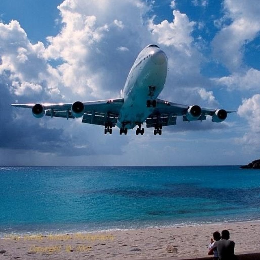 Самолет над пляжем