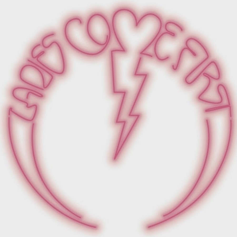 Бейонсе веган?. Алиса холловей. Брюнетка в кафе. Девушка брюнетка в кафе. Зумба стронг тренировка.