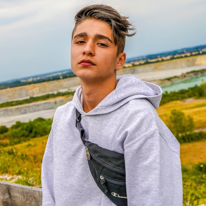 Schirlix Net Worth & Earnings (2026)