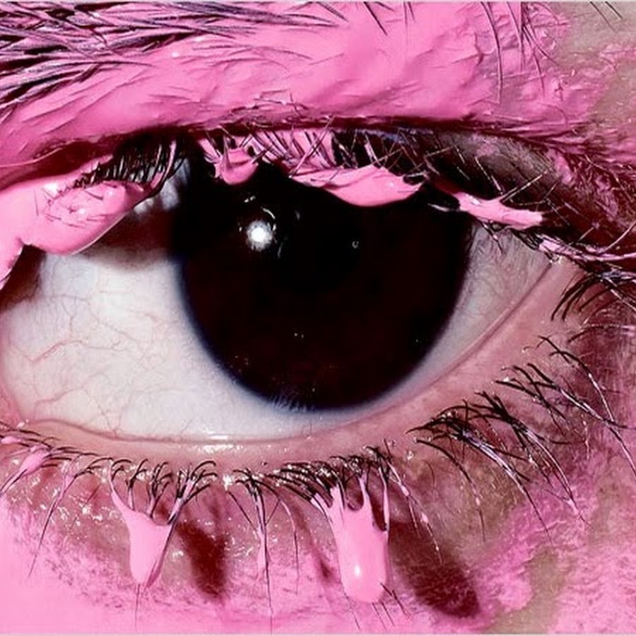 Почему глаза розовые