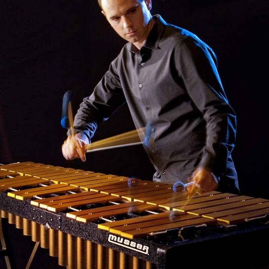 народный музыкальный инструмент гусли. виктор сыч маримба. музыкант барабанщик. мастер игры на инструменте. карийон музыкальный инструмент.