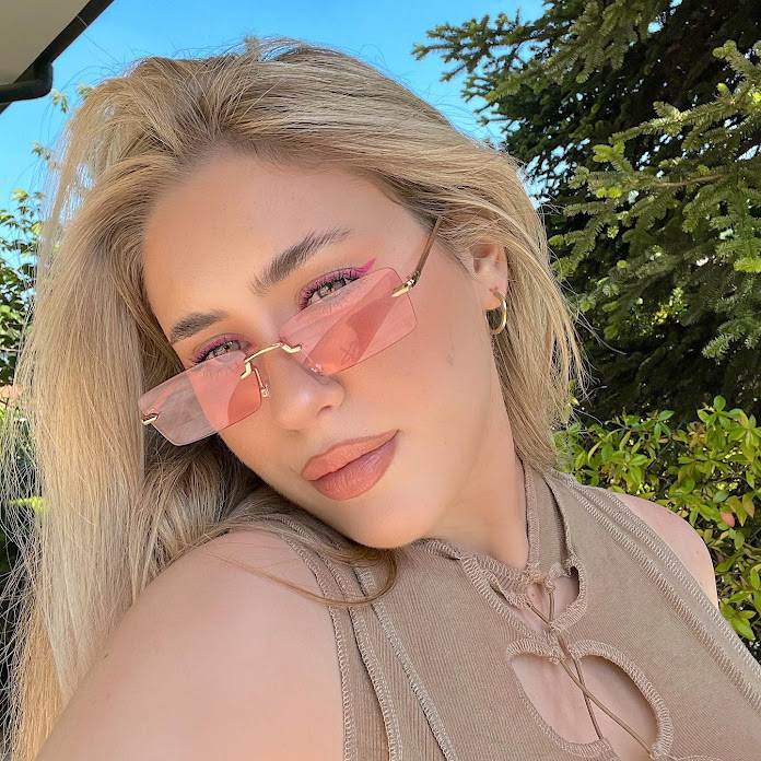 Cleo Toms Net Worth & Earnings (2026)