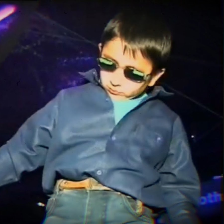 мальчик танцует в клубе. пацан танцует в клубе. школьник танцует на дискотеке. малой танцует в клубе. танцующий мальчик в клубе.