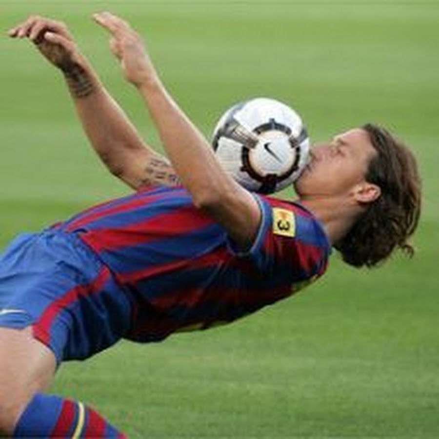 Игрок остановившийся. Кристиан эриксен упал на поле. Игрок остановившийся. Отбивает мяч головой. Футболист упал на поле.