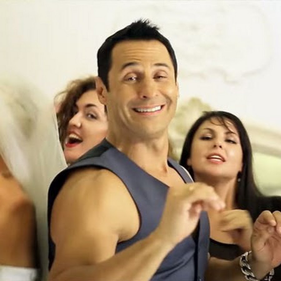 Женщина я не танцую. Женщина а я не танцую. Женщина а я не танцую. Маски шоу в сельском клубе. Костюшкин женщина я не танцую.