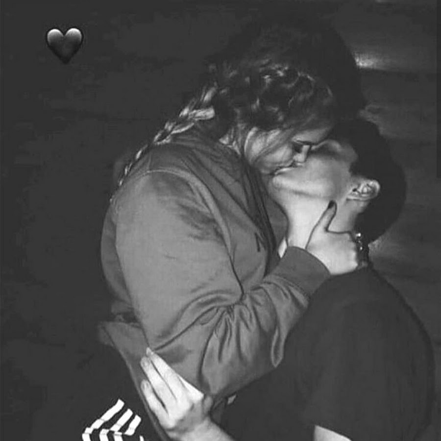 пара целуется в темноте фото