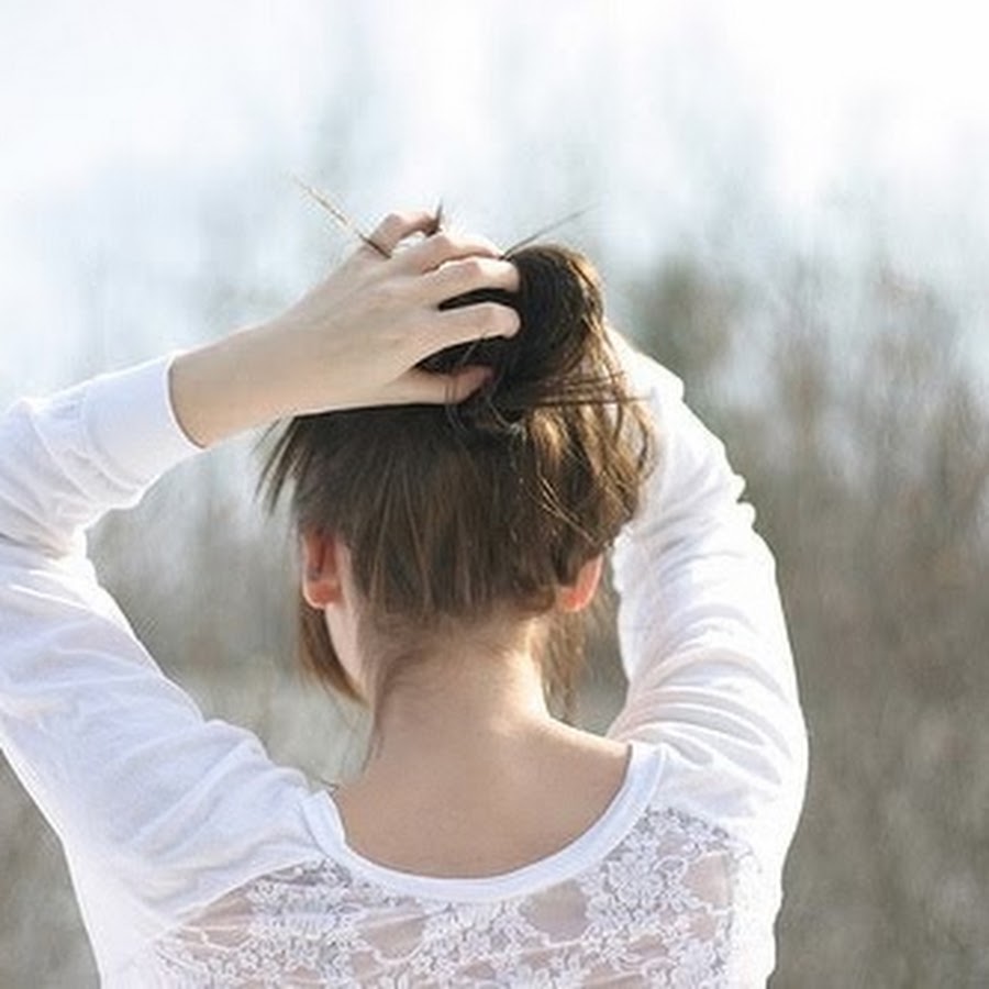 Девушка с собранными волосами. Девочка собирает волосы. Человек собирает волосы в хвост. Детские прически на выпускной. Девушка с пучком со спины.