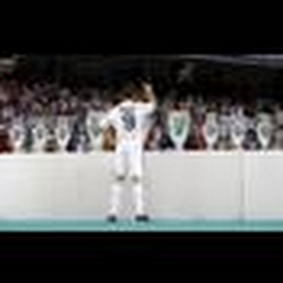 Will ramos gif. Уно хала мадрид. Серхио рамос реал мадрид. Роналдо барселона. Hala madrid картинки.
