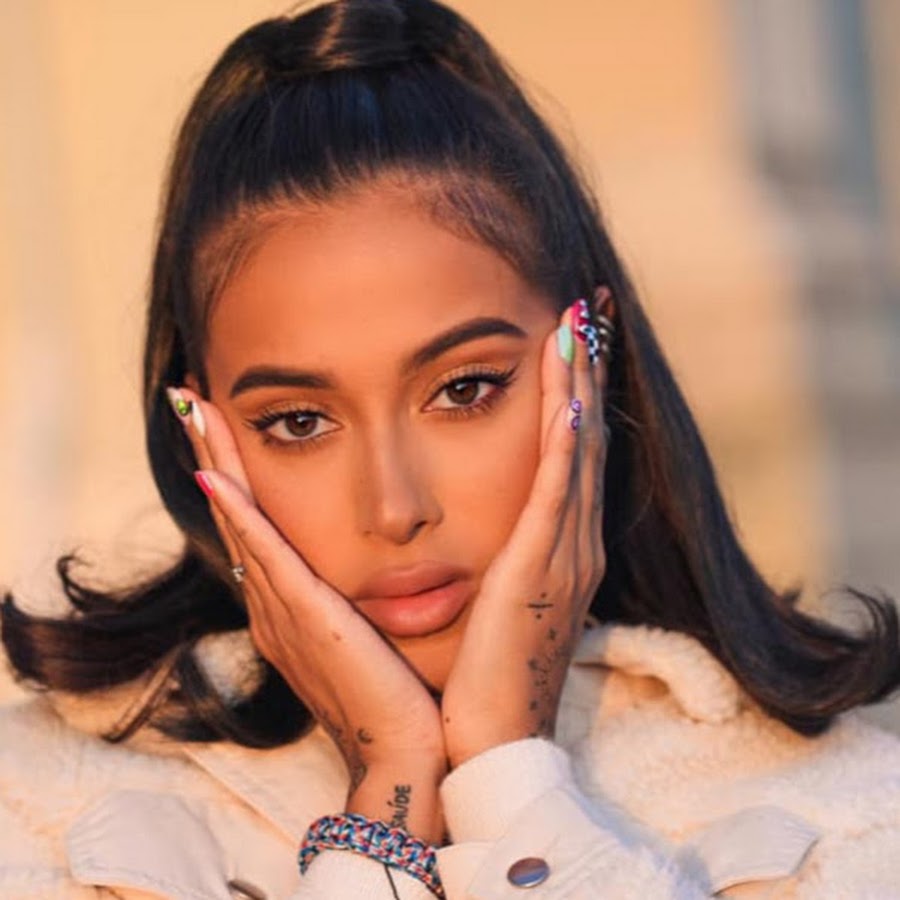 Karolina Meschino YouTube