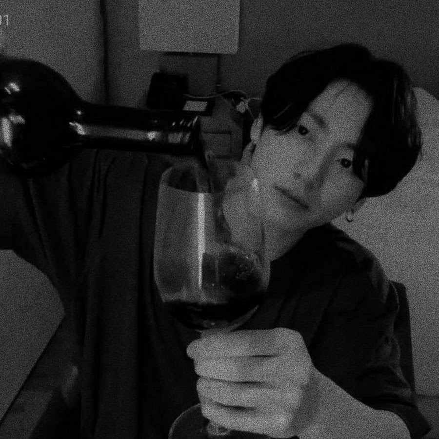 Чимин пьёт вино