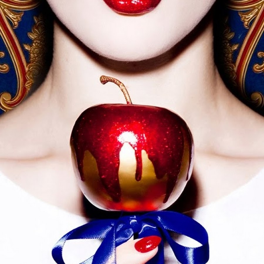 Вишенка во рту. С яблоком apple. Губы и яблоко. Губы с фруктами. Яблоко на ногтях.