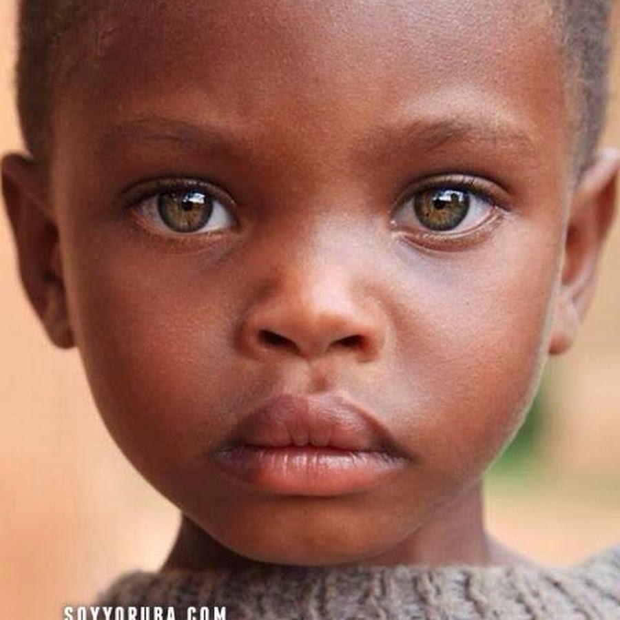 Мулат и негр. Мулаты с голубыми глазами. Красивые африканские дети. Темнокожие с голубыми глазами. Красивый темнокожий младенец.