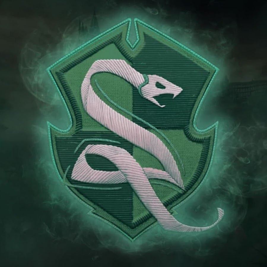 Фон гарри поттер слизерин. Слизерин играть. Слизерин играть. Гарри поттер хогвартс слизерин. Гарри поттер змея слизерина.