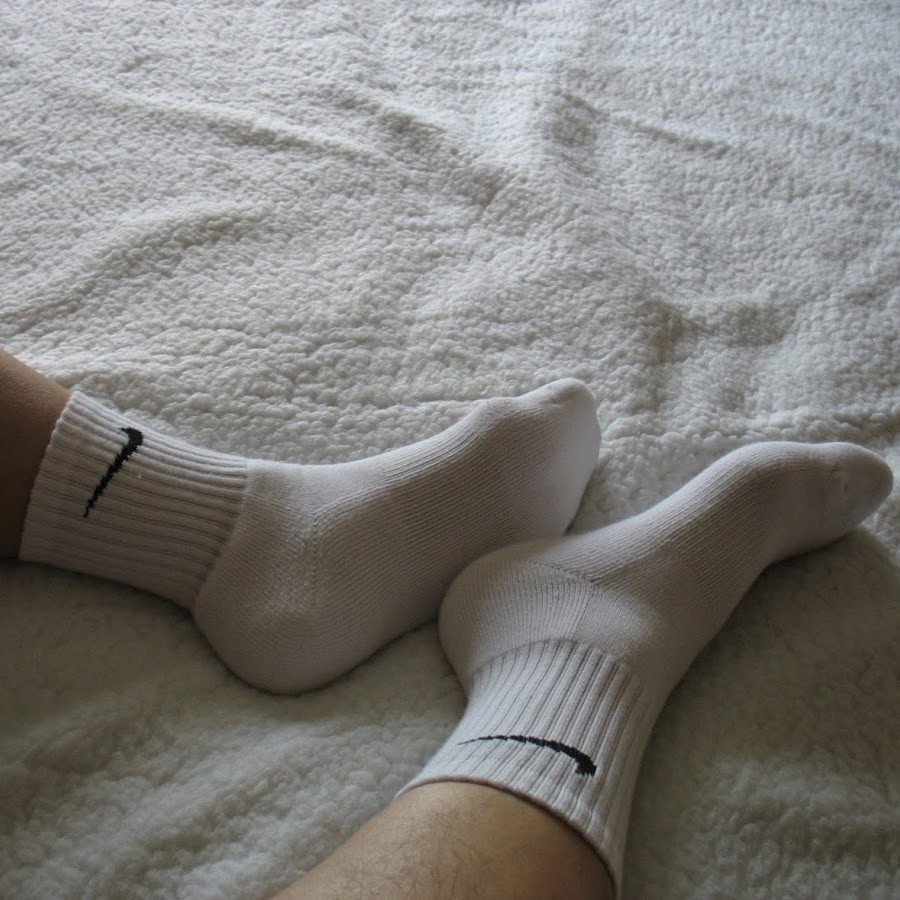Белые носочки видео. Nike White Socks boys. White Ankle Socks +12toga. Мальчики в белых носочках. Мальчик в белых носках.