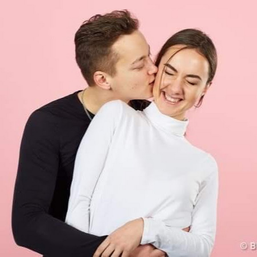 Поговорить 18. А поговорить. Поцелуй в щеку. Нам надо поговорить. Поговорим надпись.