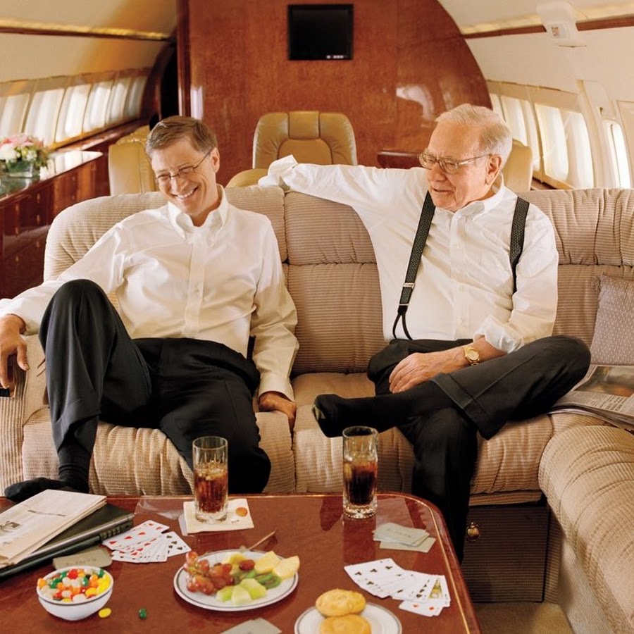 костюм джентльмены. настоящий и фальшивый друг. приятель богатый. компания друзей в богатом стиле. мужчина в костюме.