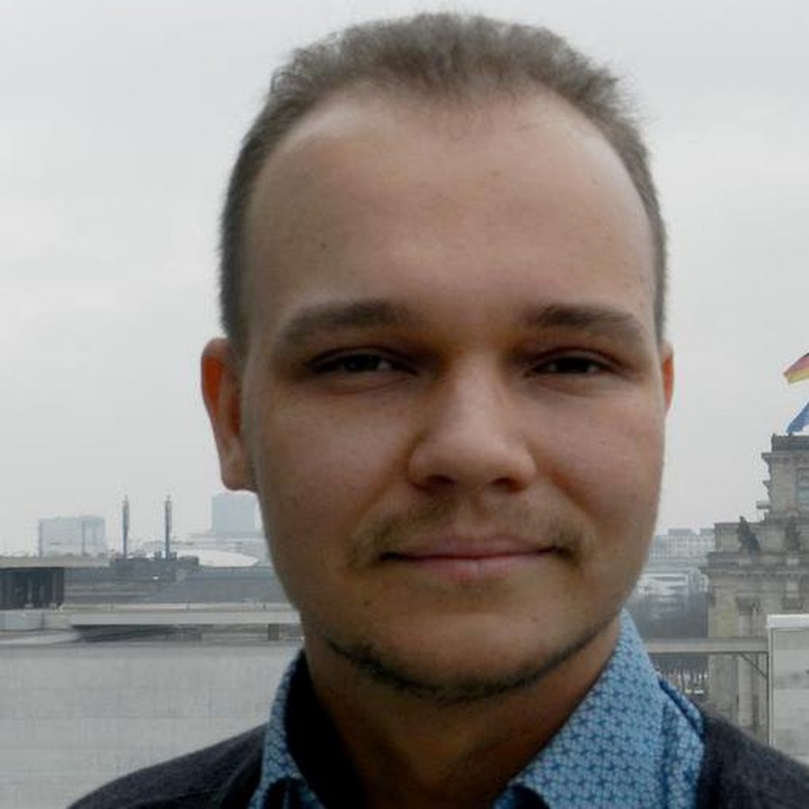 Шемякин царская прогулка. Скульптура шемякина в стрельне. Сергей лукьянов санкт-петербург. Одесса в апреле. Сергей лукьянов пешком вокруг света.