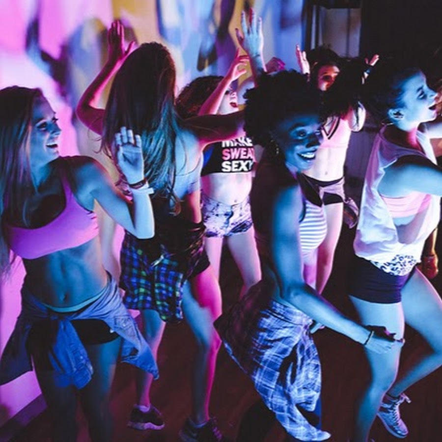 Клубные девочки. Танец клуб девочка. Вечеринка танцуют. Девушка танцует в клубе. Танцы в клубе девушек.