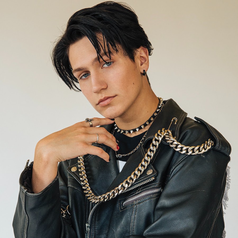 Chase Hudson prepara seu próximo álbum e trabalha com Travis Barker