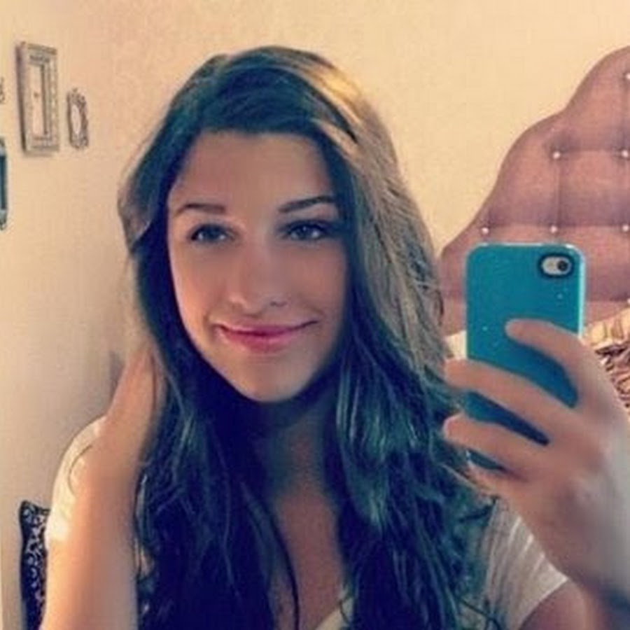 Девчонка в ванной делает селфи