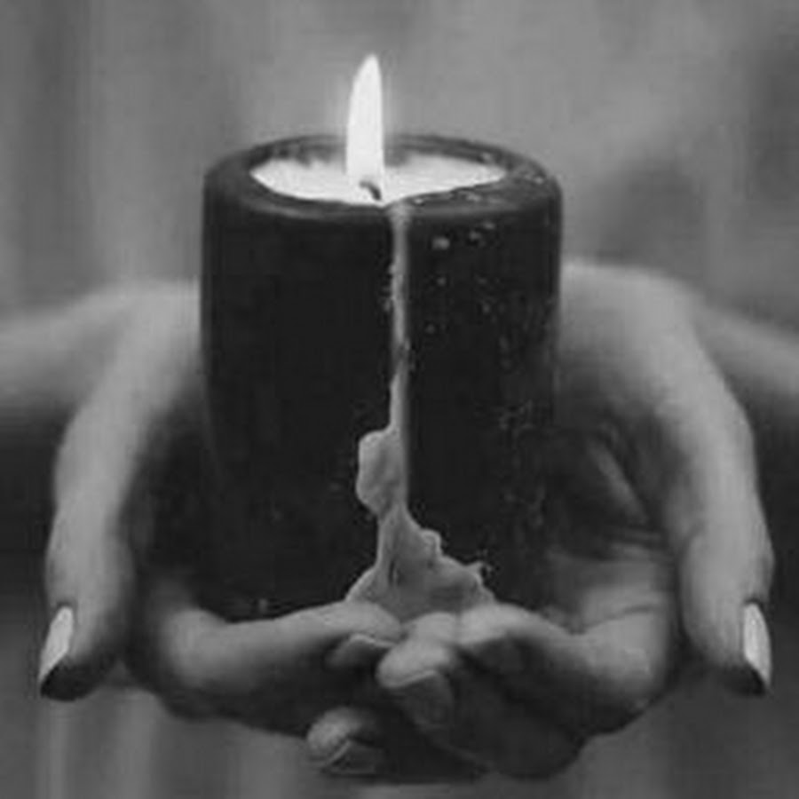 Свеча горит в руке. Горящая свеча в руках. Свечка в руках. Свечка черно белая. Свеча черно белая.