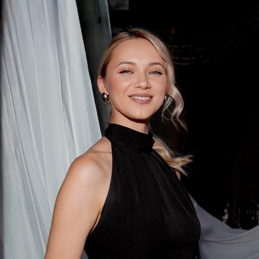 Алена модель донецк. Remedy певица. Света певица. Кавер группа на сцене. Кавер певица из италии инстаграм.