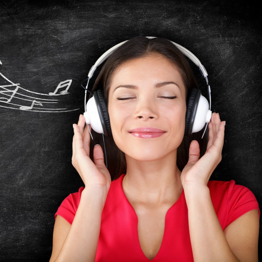 Слушать музыку 1 музыкального. Слушать музыку. Слушать музыку картинки. Девушка наслаждается музыкой. Девушка на прослушивании.