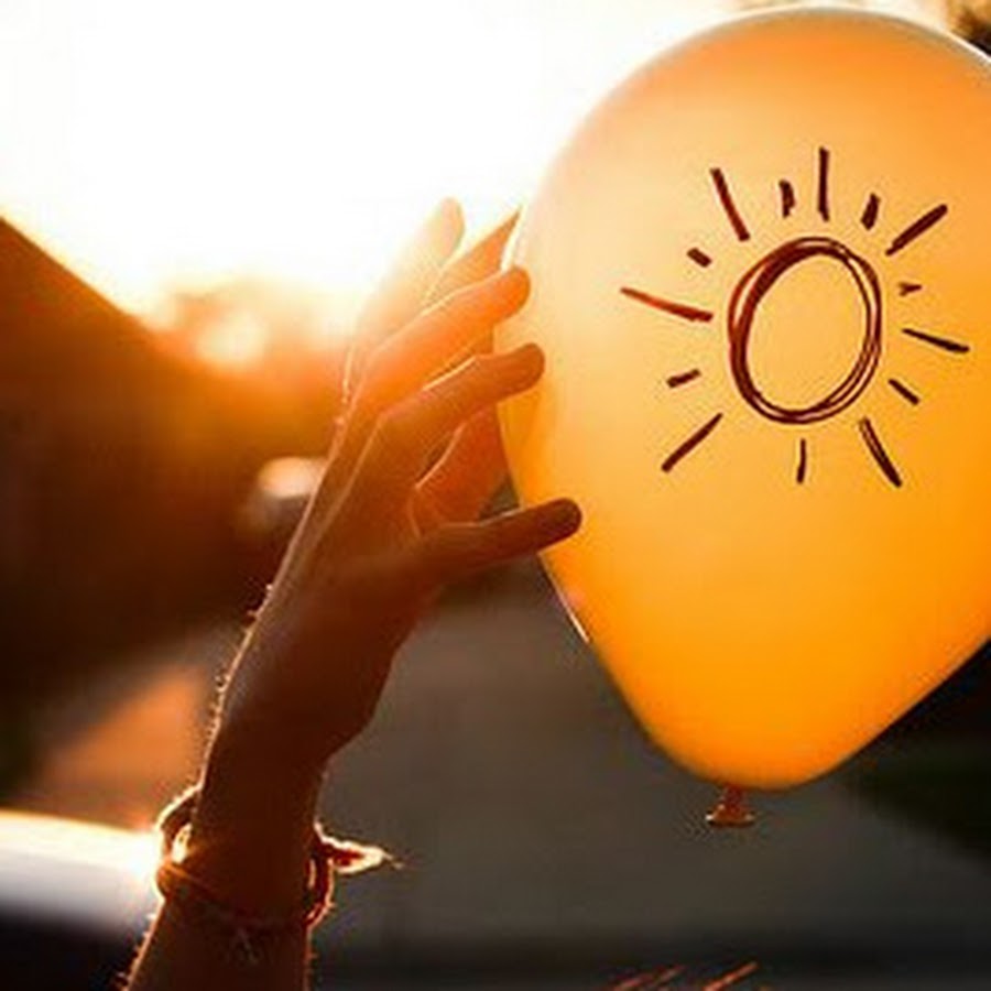 Хочется лето. Хочется солнышка и тепла. Жду лета картинки. Хочется уже лета и тепла. Фотосессия у окна.