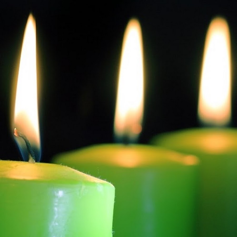 Свечи зеленого цвета. Свеча зеленая. Свечи зеленые зажженные. Салатовая свеча. Зеленая свеча в магии.