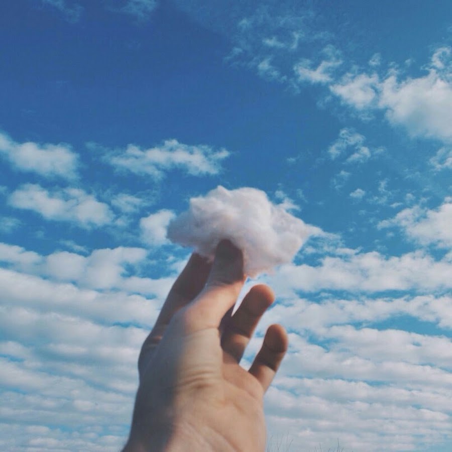 На твоих руках облака. Облако в руках. Облака в ладонях. Облачко в руке. Человек на облаке.