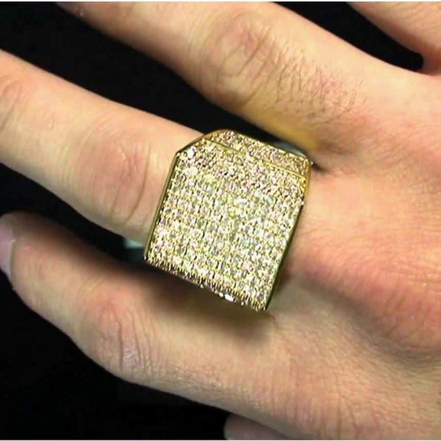 провести золотым кольцом по лицу