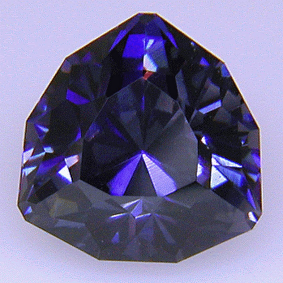 топ дорогих драгоценных камней. синий гранат камень. топ дорогих драгоценных камней.