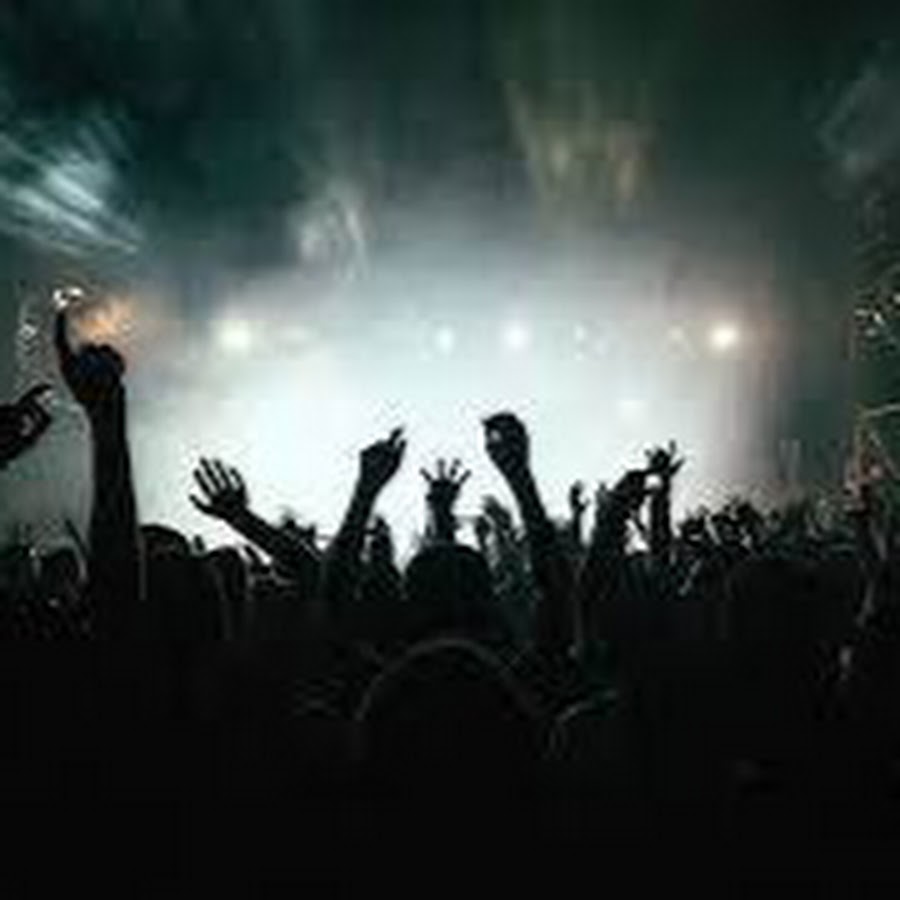 листья жёлтые над городом кружатся ноты для баяна. рок концерт толпа. дай музыку послушать. диджей на концерте. дай под музыку.