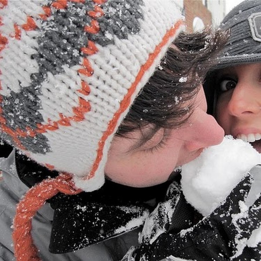 Снежки по взрослому. Поцелуй зимой. Парень с девушкой зимой. Дурачатся в снегу. Игра в снежки.
