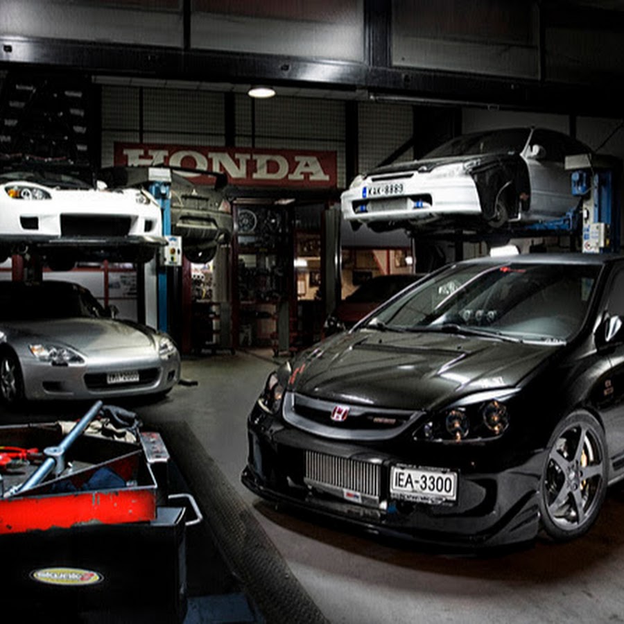 гараж с крутыми тачками. гараж с японскими машинами. Jdm гараж. автомастерская в японии. машина в гараже.