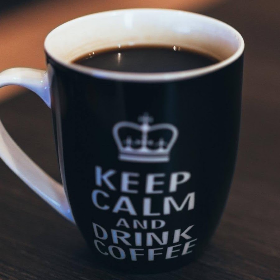 чашка кофе в кофейне. послеобеденный кофе за столиком. чашка кофе в мужских руках. я пью кофе на английском. я пью кофе на английском.