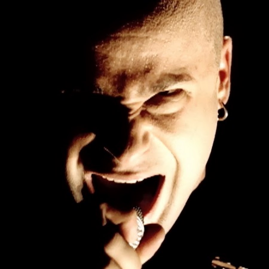 Disturbed 2000 год. Дистурбед демон. Disturbed обои на телефон. Disturbed плакаты. Группа disturbed альбомы.