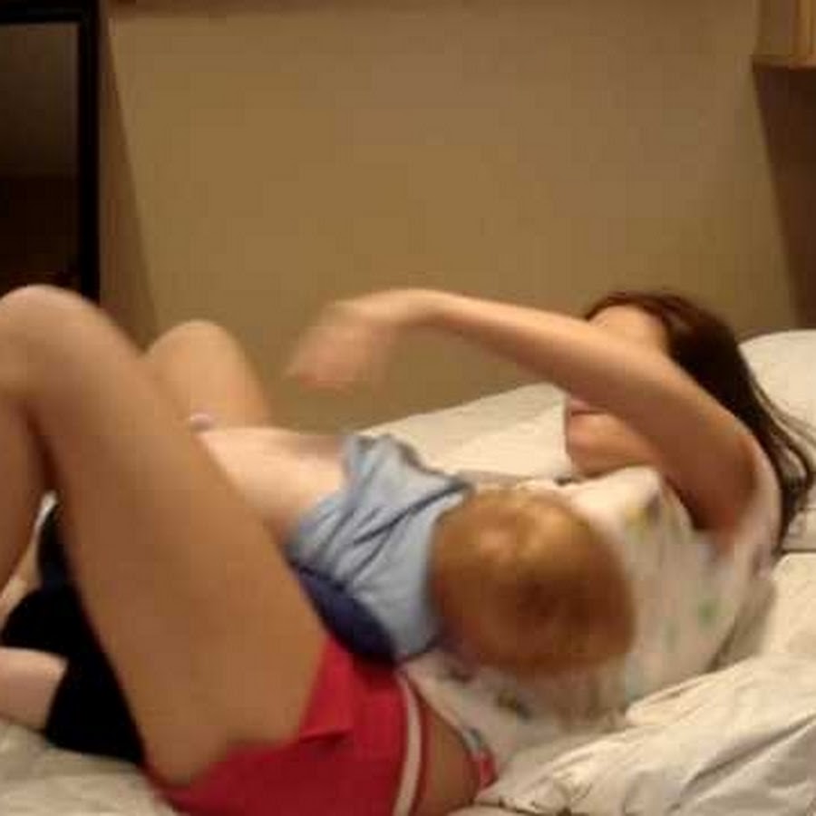 И. Как брат случайно увидел сестру. Брат с сестрой заперлись в комнате. Младшая сестра в ванной. Старшая сестра домашнее.