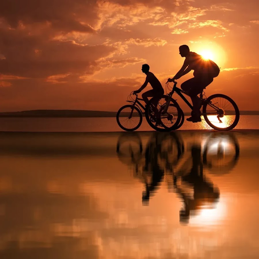 Щенок лижет ребёнка. Хвала и поклонение богу. Мальчик сидит с собачкой у моря. Motivational stickers. Life giving.