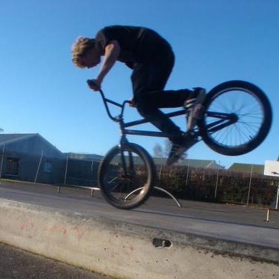 Пацан на BMX
