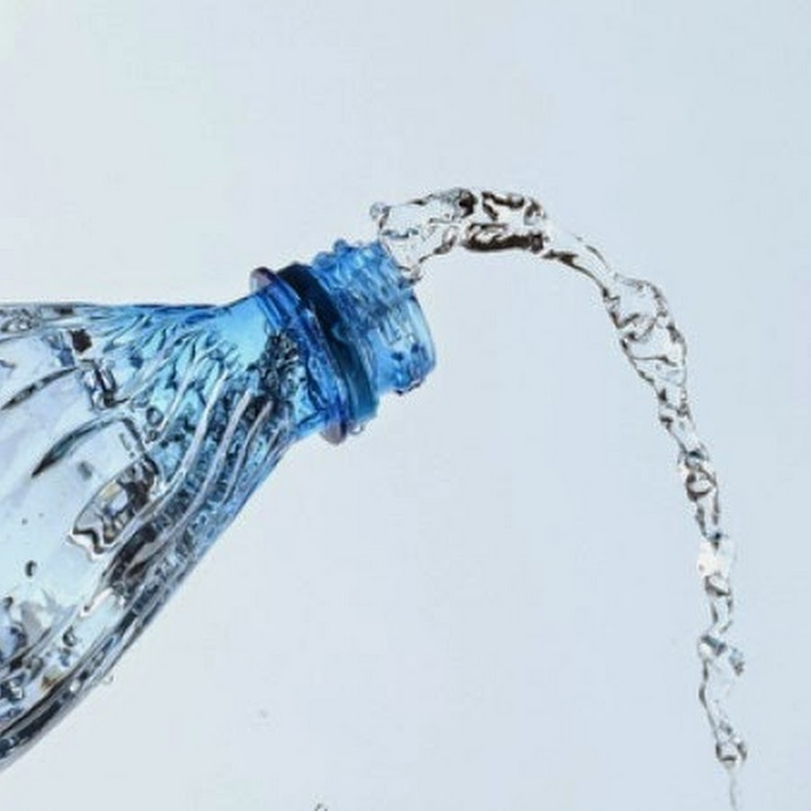 Постоянно льет вода. Вода льется в бутылку. Бутылка для воды. Питьевая вода из бутылки. Разлитая бутылка воды.