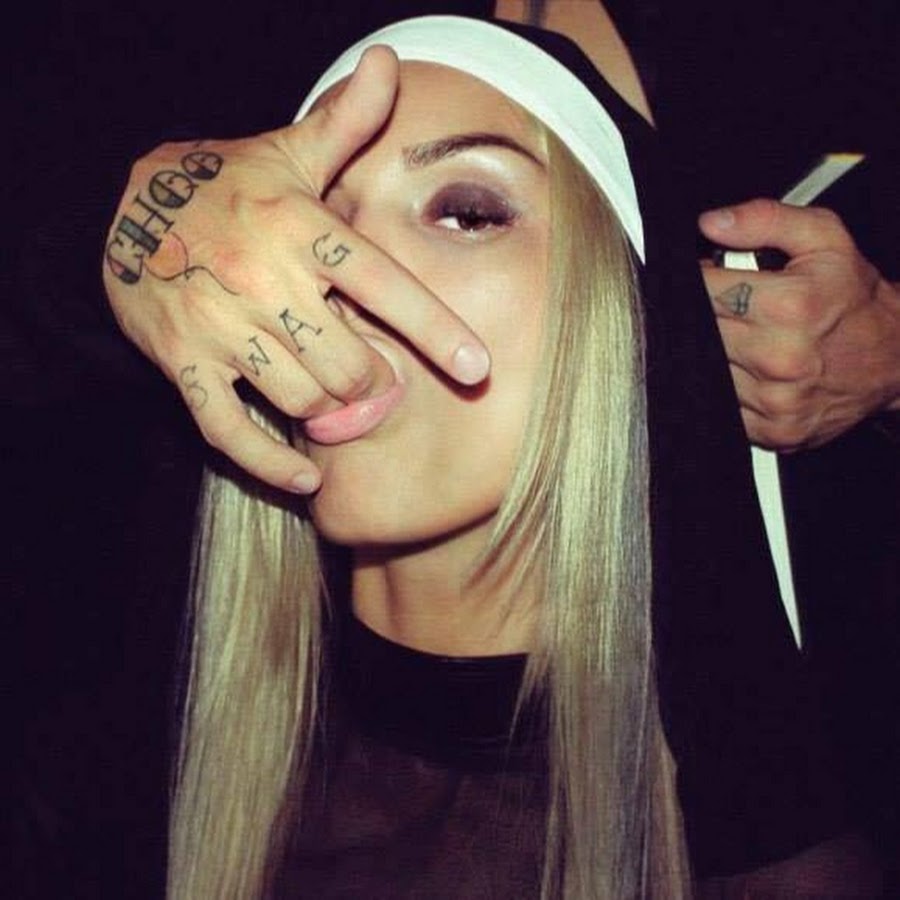 монашка средний палец. монашка указывает пальцем. монашка мем. беатрис мариано монашка. Bmth монашка.