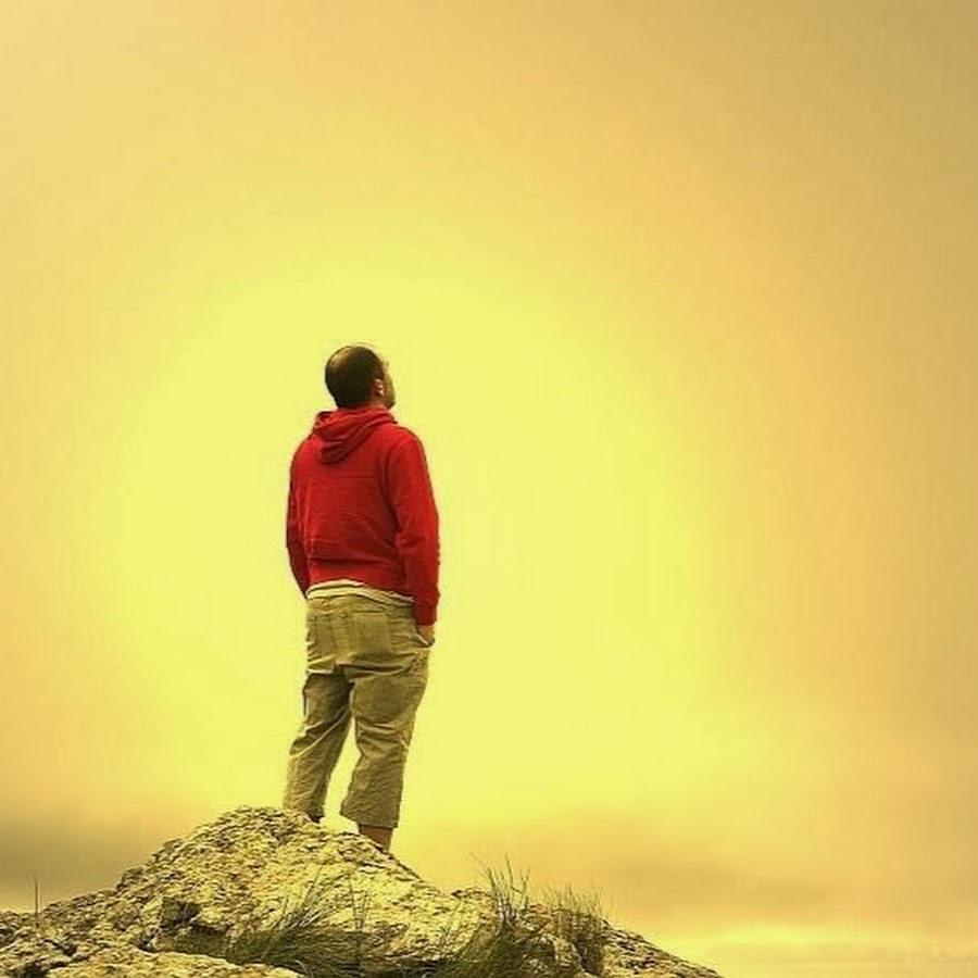 Человек шагает в пропасть. Человек на скале. Мужчина стоящий на краю. Как может человек стоя на земле. Человек сидит на горе.