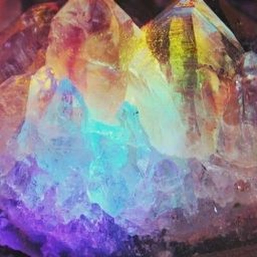 кристалл апатита в слюде. флюорит радуга самоцветов. кристаллы земли. кристаллы земли. разноцветные алмазы.