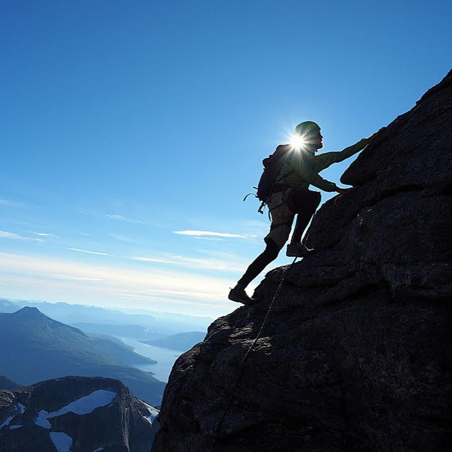 Жизненный кризис. Опоздал на работу. Человек толкает камень. Try resending. Упорство человека.