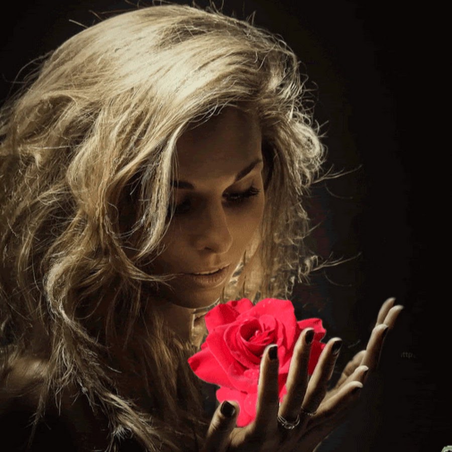 Красивая девушка картинка гифки. Женщина с розами. Женщина с цветами. Девушка с розой в руках. Грустная девушка с розой.