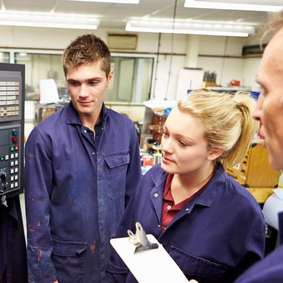 Токарь на заводе. Токарь дип 500. Вальцетокарный цех. Вятский фанерный комбинат киров. Продукция завода лепсе киров.