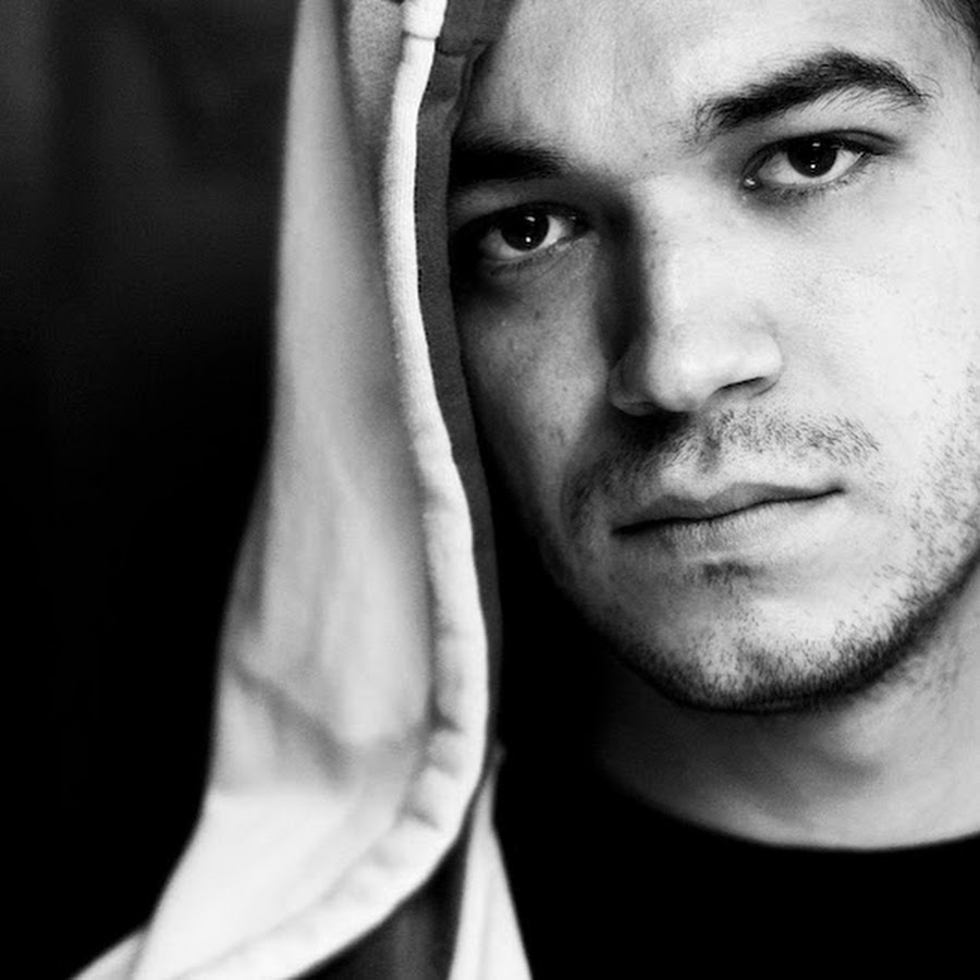 музика найду найду. человек слушает сердце. пианино плачет. муз группа. красивая девушка в наушниках.